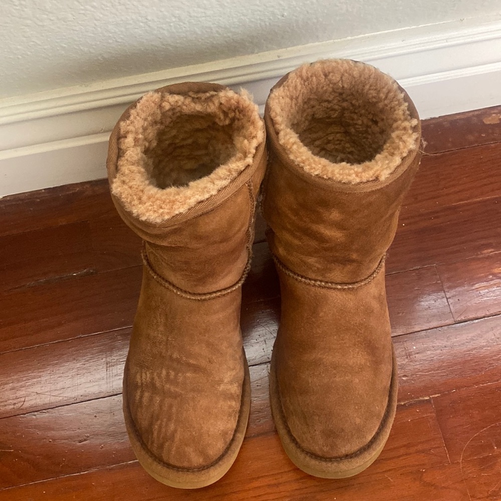 UGG woman’s classic short boot chestnut size 8